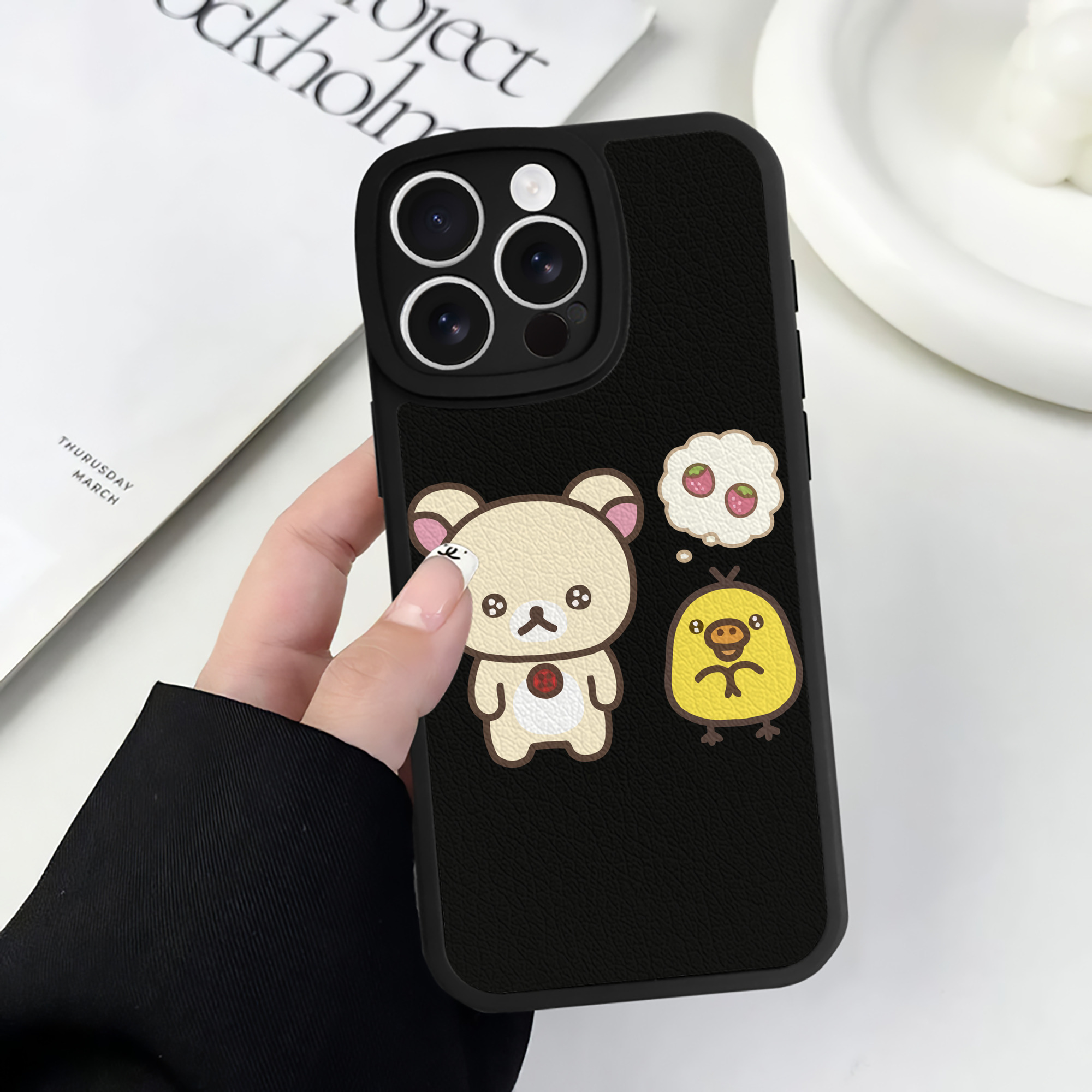 （画像用） リラックマ リラックマ キイロイトリ Rilakkuma Korilakkuma Kiiroitori 【iPhone 16シリーズ対応】シリコンスマホケース（レザー調） 材質：シリコン